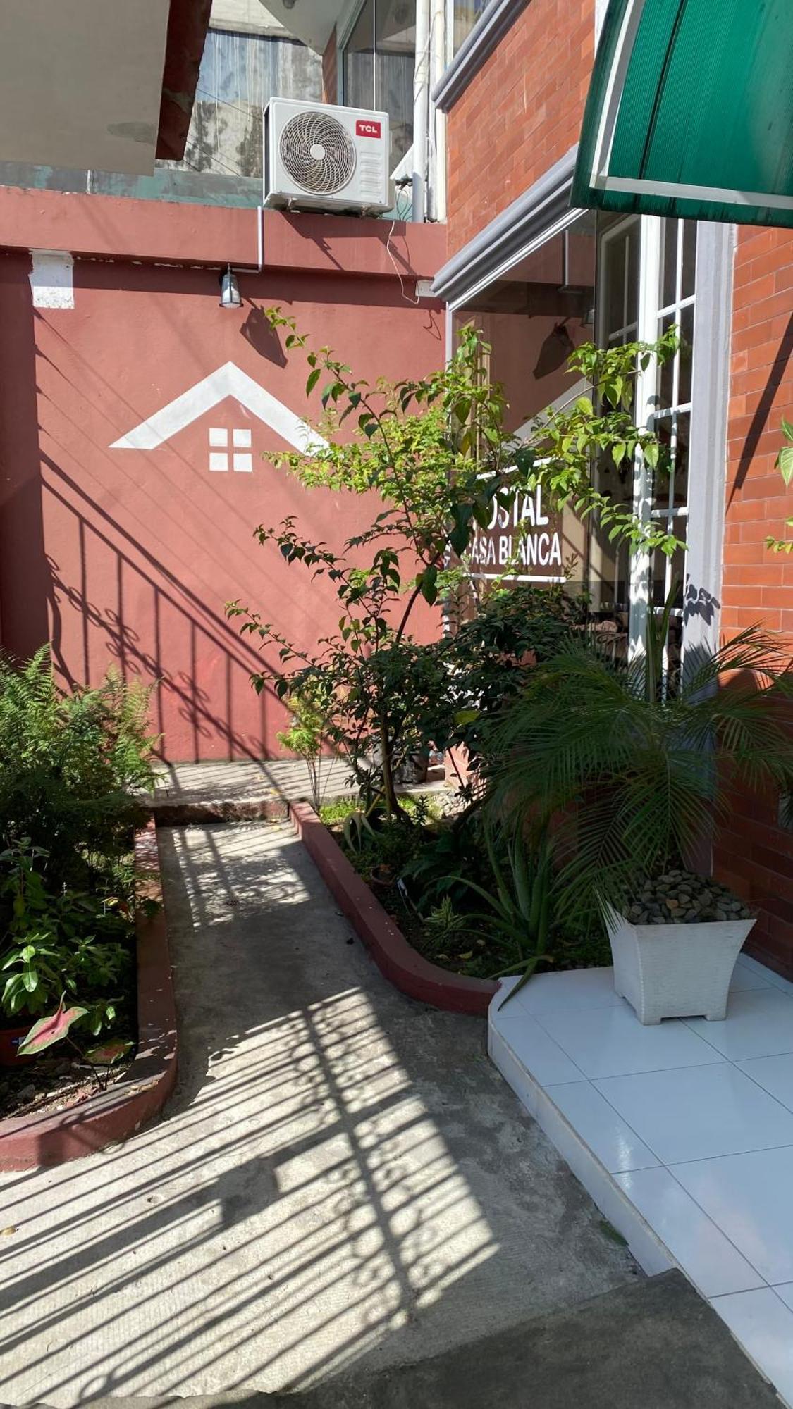 Hostal Casa Blanca Puerto Francisco de Orellana Exterior photo